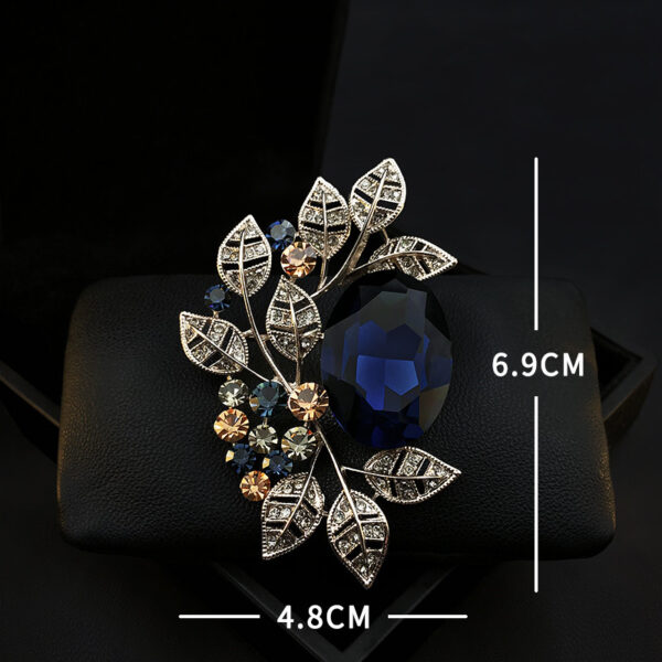 Men's And Women's Fashion French Vintage Atmospheric Brooches - Image 3