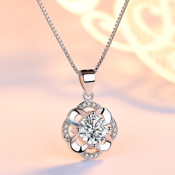 Female four leaf clover necklace pendant - Image 2
