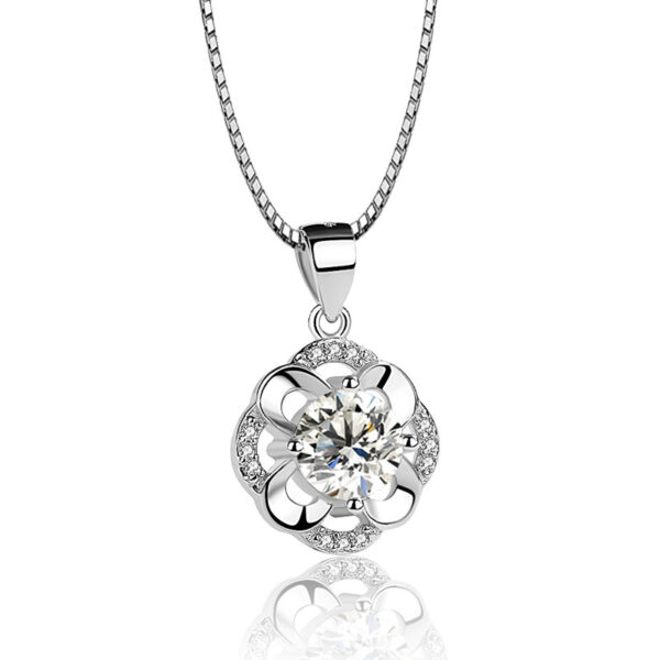 Female four leaf clover necklace pendant