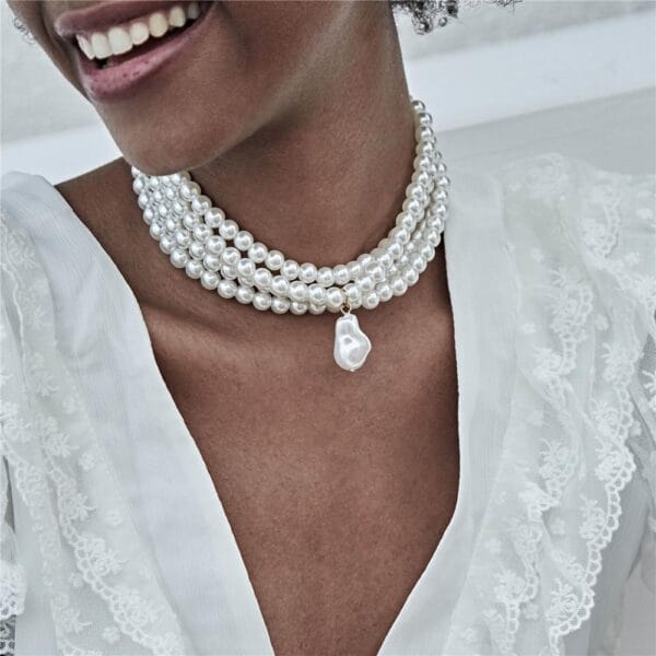 Women's Elegant Pearl Choker