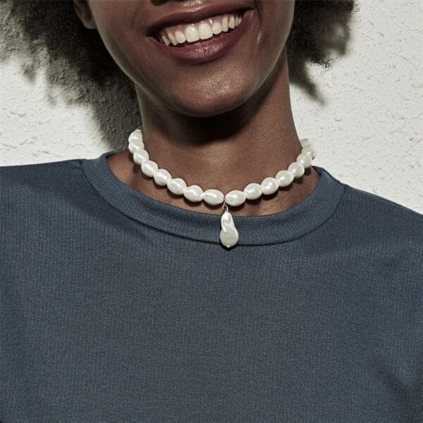 Women's Elegant Pearl Choker - Image 2