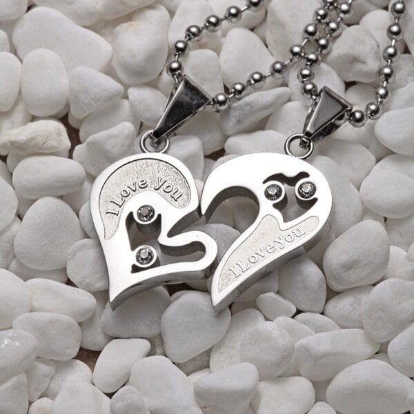 Men's and Women's Black Heart Necklace - Image 4