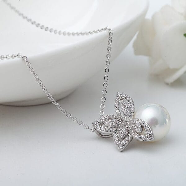 Women's Pearl Decorated Pendant Necklace - Image 5