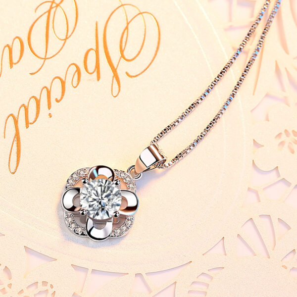 Female four leaf clover necklace pendant - Image 3