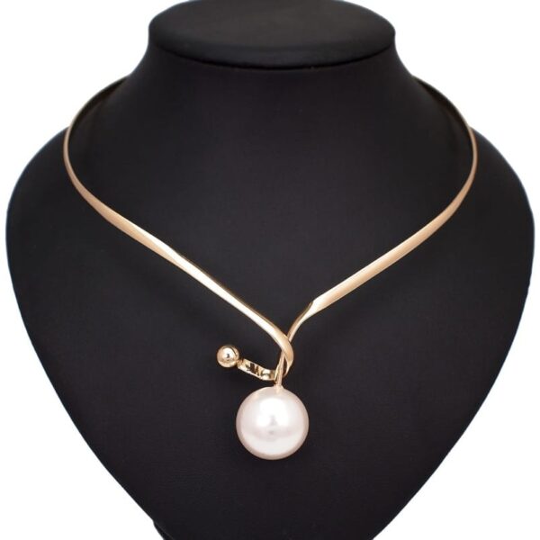 Women's Minimalistic Necklace Decorated with Pearl