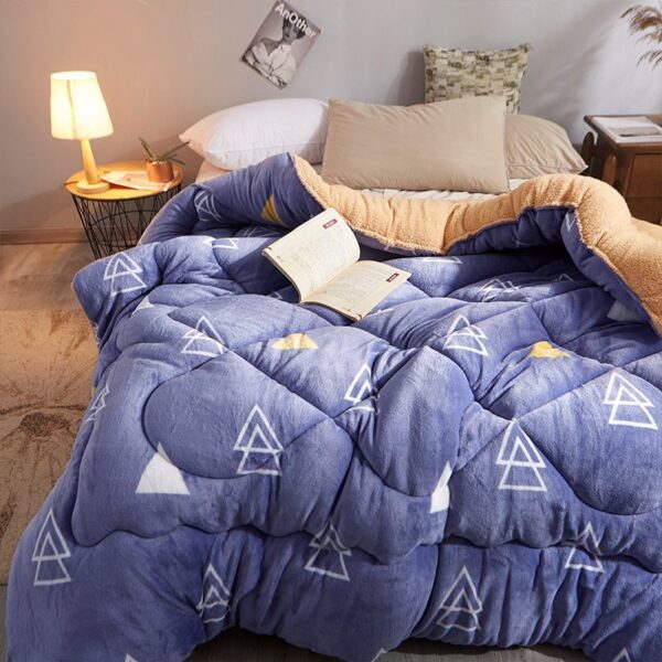 Printed Plush Comforter  - Image 5