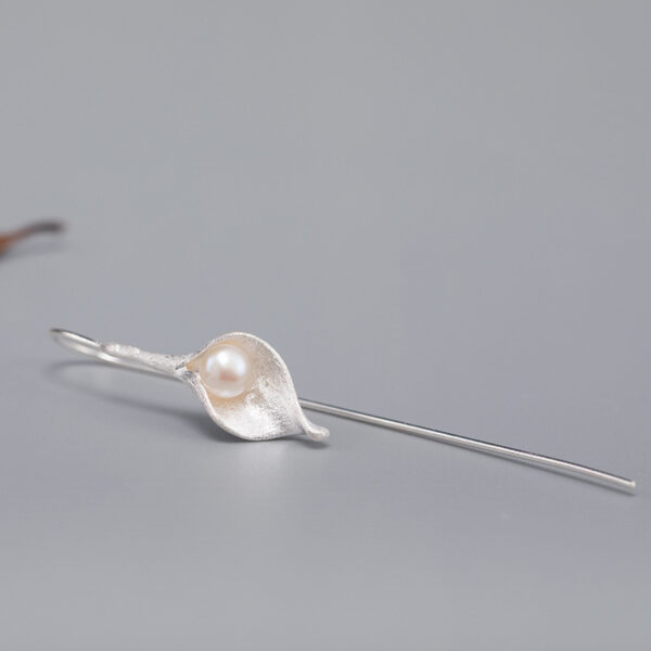 S925 Silver Pearl Ancient Style Lady Style Flower Earrings - Image 3