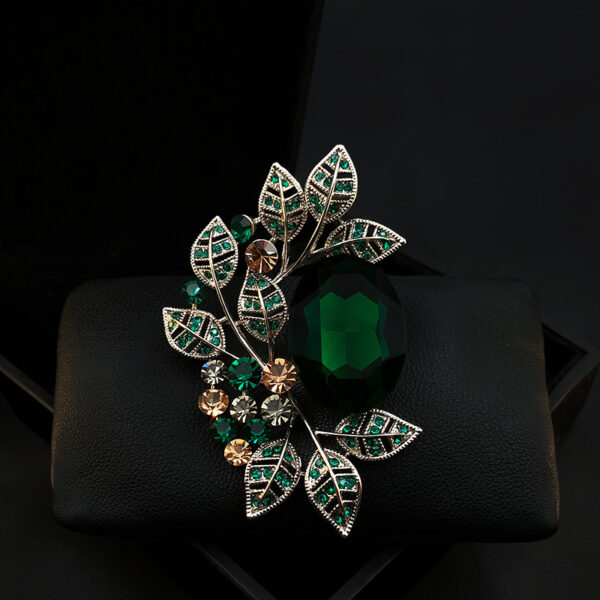 Men's And Women's Fashion French Vintage Atmospheric Brooches - Image 5