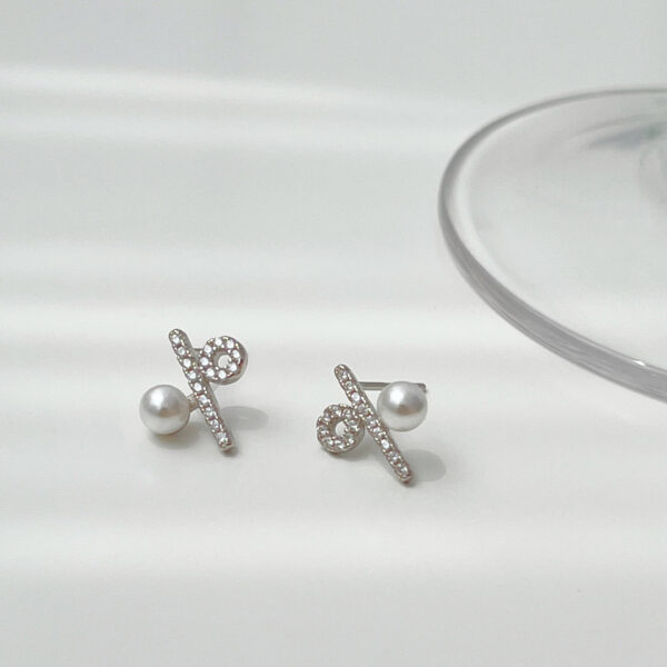 Sterling Silver Niche Design Simple And High-endPercentage Imitation Pearl Earrings For Women - Image 2