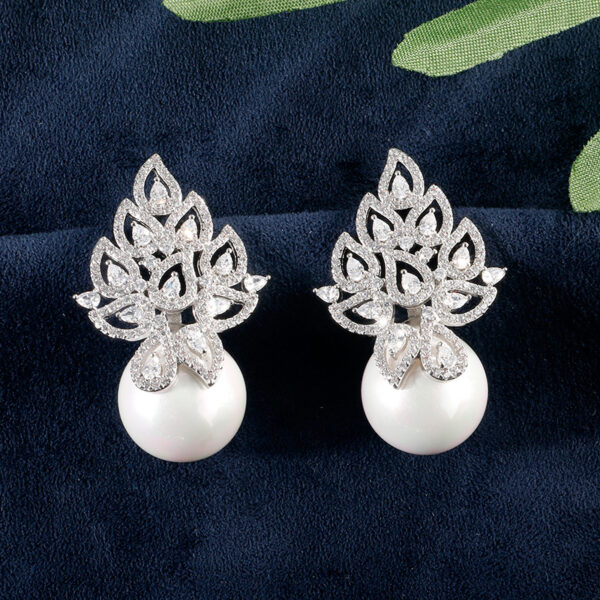 New Popular Style Pierced Hole Pattern Pearl Earrings Jewelry - Image 2
