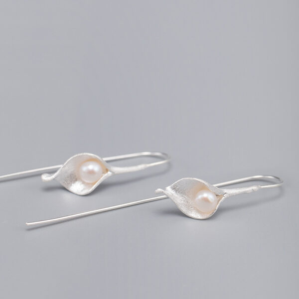 S925 Silver Pearl Ancient Style Lady Style Flower Earrings - Image 5