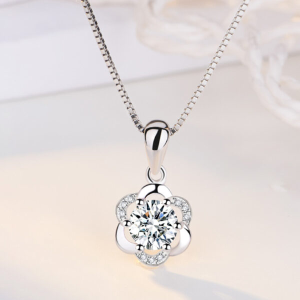 Female four leaf clover necklace pendant - Image 6