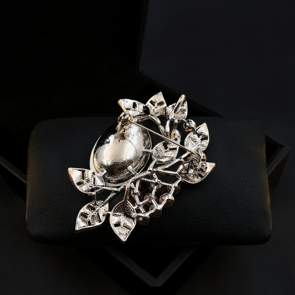 Men's And Women's Fashion French Vintage Atmospheric Brooches - Image 2