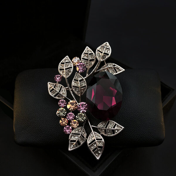 Men's And Women's Fashion French Vintage Atmospheric Brooches - Image 4